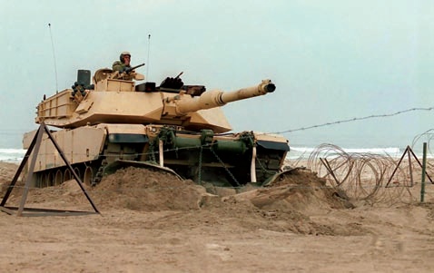 M1 «Abrams» преодолевает заграждения при помощи минного трала